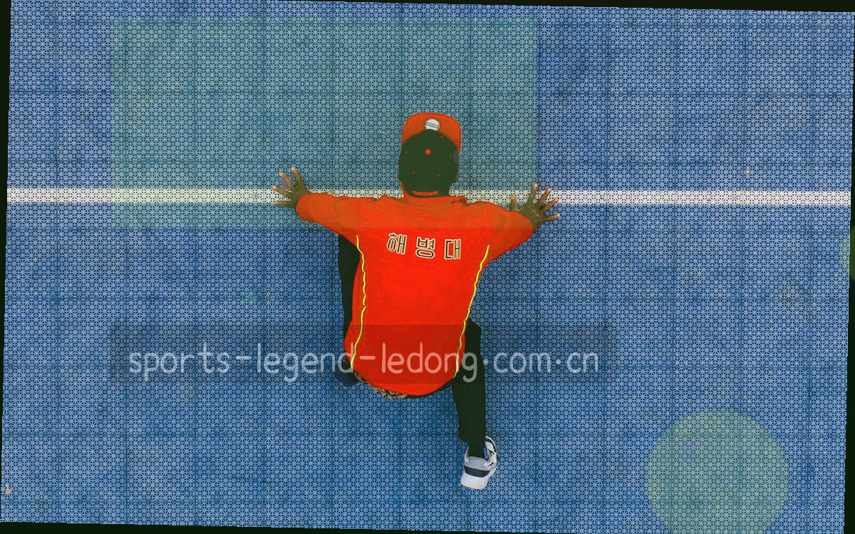 夜间球场球门区域的广角照片，动态模糊，画面中不出现可辨识面部